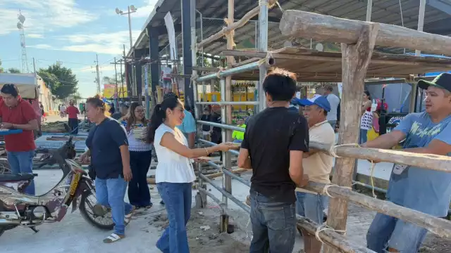 Palqueros y tabladores comienzan con la construcción del ruedo para la tradicional fiesta del pueblo