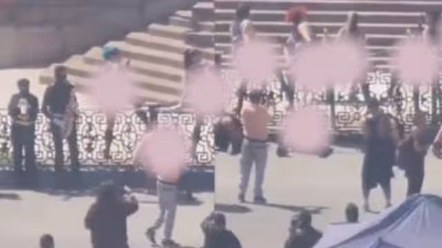 Feministas utilizan juguete para adultos durante una manifestación en Chile