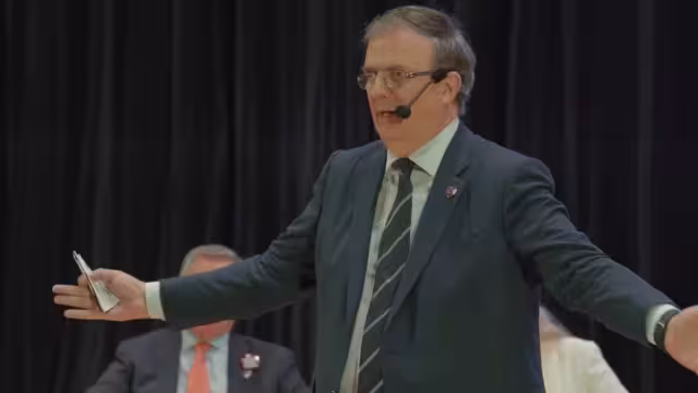 Marcelo Ebrard inicia debate con Claudia Sheinbaum