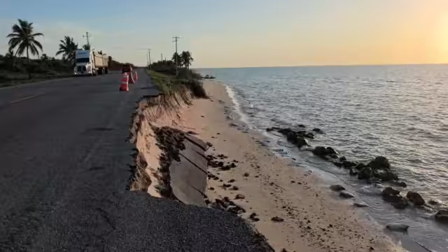 La erosión en la Carretera Federal 180, entre Sabancuy e Isla Aguada, ha provocado la pérdida de hasta 17 metros de terreno costero