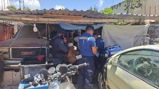 Paramédicos y elementos policiacos atendieron el llamado de emergencia.