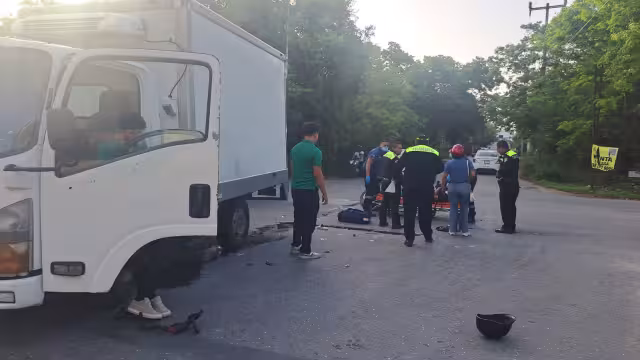 El conductor de la motocicleta fue trasladado al Hospital General IMSS-Bienestar debido a las lesiones