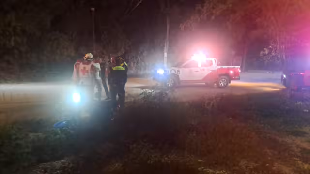 La motocicleta quedó sobre el camellón, mientras que el conductor resultó con diversas lesiones