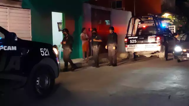 Vecinos de la zona al escuchar que el hombre pedía ayuda, dieron parte a los números de emergencia del 9-1-1