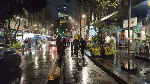 Comensales de restaurantes del Centro de la CDMX salieron a las calles tras el sismo