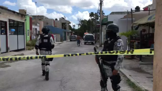 En el lugar se informó que fueron ocho las personas detenidas durante el operativo