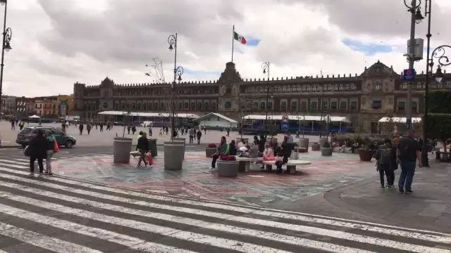 Policías capitalinos cerraron calles como 20 de Noviembre, 5 de Mayo y Francisco I. Madero, para instalar gradas y los vehículos del Ejército