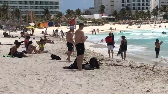 Turistas nacionales, extranjeros y gente local acudieron a Playa Fórum de Cancún para disfrutar del mar que baña la costa
