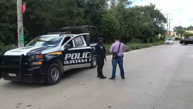La zona donde se encontró la cabeza humana fue acordonada por policías de Cancún en espera de la llegada del Semefo