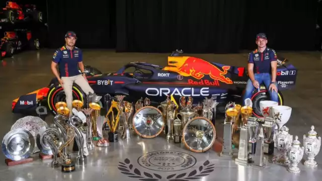Checo Pérez y Max Verstappen presumen sus trofeos de la temporada 2023 de la F1