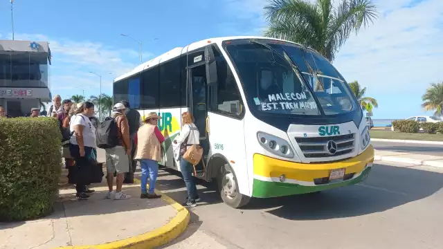 Los autobuses de segunda clase brindan el servicio ante el cobro excesivo de los taxistas