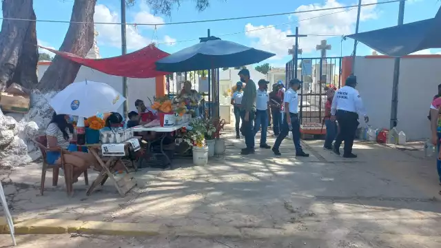 Las flores y veladoras ya se venden afuera del cementerio de Santa Lucía, en Campeche