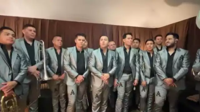 Integrantes de La Arrolladora envían saludos a Por Esto! durante su visita a Mérida