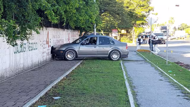 Al lugar llegaron paramédicos de la Cruz Roja quiénes valoraron al hombre el cual ya no contaba con signos vitales
