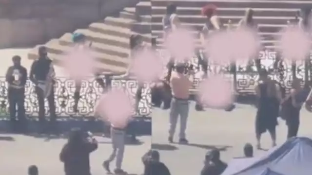 Feministas utilizan juguete para adultos durante una manifestación en Chile