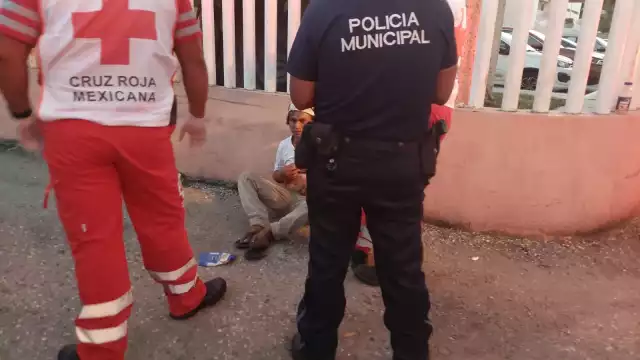 El hombre fue alcanzado por elementos de la policía municipal y de la Cruz Roja, ya que su herida sangraba