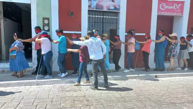 Participantes recorren las calles de Campeche