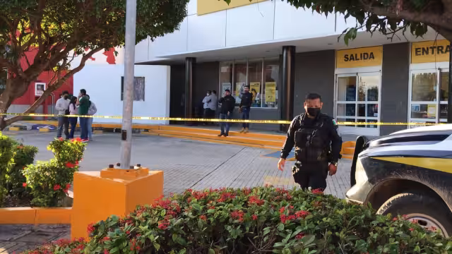 Elementos policiacos acordonaron el área donde se halló al vigilante muerto en la Zona Urbana de Cancún