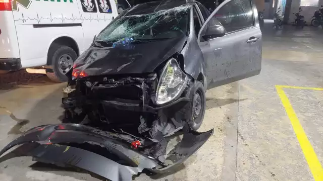 El vehículo, un Nissan color negro quedó abandonado en el lugar de los hechos con severos daños; y fue llevado al corralón.