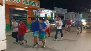 Cientos de personas han llegado esta noche para cantarle a la Virgen Morena