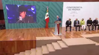 08:05- A petición de López Obrador, y dedicada a los migrantes poblanos, en la mañanera suena el corrido “Somos más americanos”, de Los Tigres del Norte