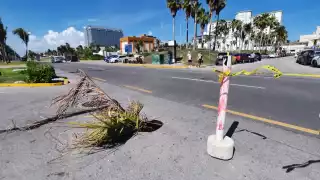 Este socavón deja al descubierto el paso de las agua negras y se encuentra en una zona muy transitada
