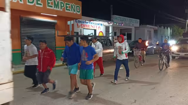 Cientos de personas han llegado esta noche para cantarle a la Virgen Morena