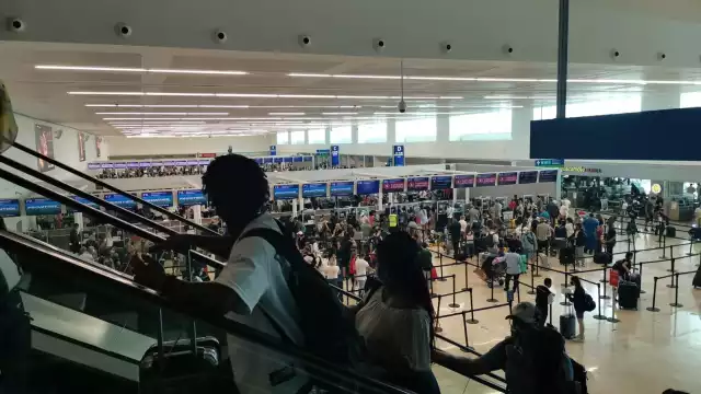 Ni la lluvia detuvo la llegada de aviones a Cancún