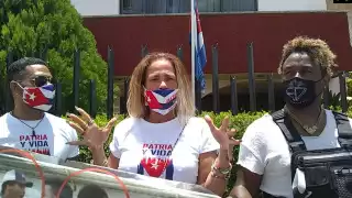 Niurka se unió a las manifestaciones que realizaron los residentes cubanos en Mérida