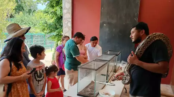 Biólogos del parque La Reina concientizan con pláticas a las personas sobre la ochkáan Biólogos del parque La Reina concientizan con pláticas a las personas sobre la ochkáan