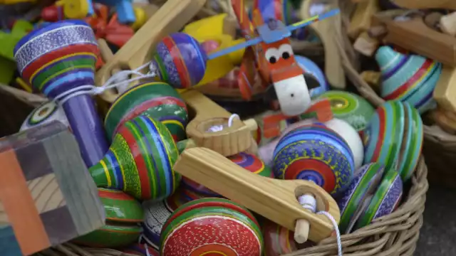 Los trompos, sonajas, pirinolas y los yoyos, son hechos de madera por artesanos