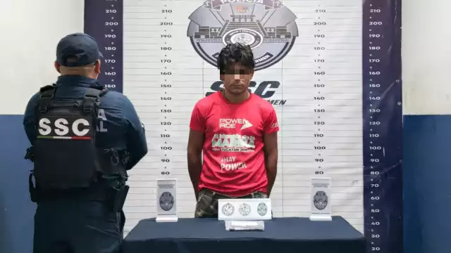 El sujeto detenido agredió a los uniformados física y verbalmente.