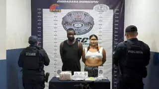 Detienen a pareja en Playa del Carmen con posesión de presunta droga; aseguran vehículo y teléfonos celulares