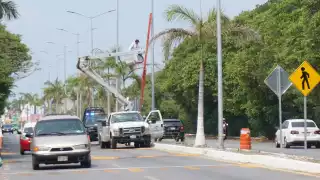 La obra, de seis kilómetros de extensión, carece de iluminación por deberse 800 mil pesos: Rabelo