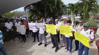 Con pancartas en mano, caminaron desde la Plaza de la República para hacer una breve parada frente al Palacio de Gobierno