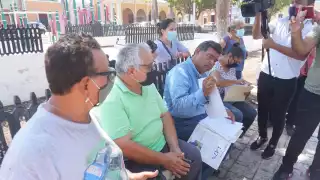 La reunión la llevaron a cabo en el parque principal; esperan recolectar las rúbricas necesarias