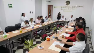 Representantes de partido presentes en sesión del INE