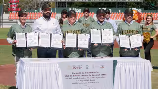 Joaquín Díaz Mena encabeza firma de convenio de colaboración entre los Leones de Yucatán y el IMSS