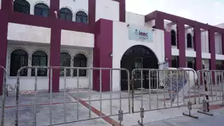 Decenas de vallas fueron instaladas fuera del instituto