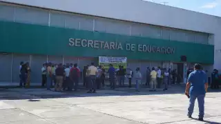 Acusan que Luis Canul otorga las vacantes a personas sin un título