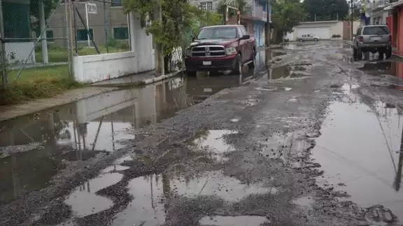 Muchas de las vialidades de la capital de la Entidad se encuentran en estado deplorable ante la falta de atención de la Comuna y el exceso de agua que arrastra el asfalto