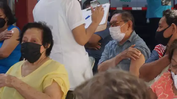 Debido a las personas ya vacunadas se ha disminuido en número de nuevos contagios y defunciones Debido a las personas ya vacunadas se ha disminuido en número de nuevos contagios y defunciones