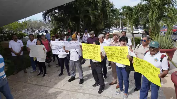 Con pancartas en mano, caminaron desde la Plaza de la República para hacer una breve parada frente al Palacio de Gobierno Con pancartas en mano, caminaron desde la Plaza de la República para hacer una breve parada frente al Palacio de Gobierno