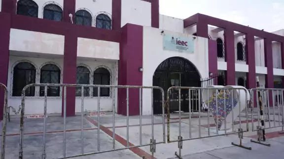 Decenas de vallas fueron instaladas fuera del instituto