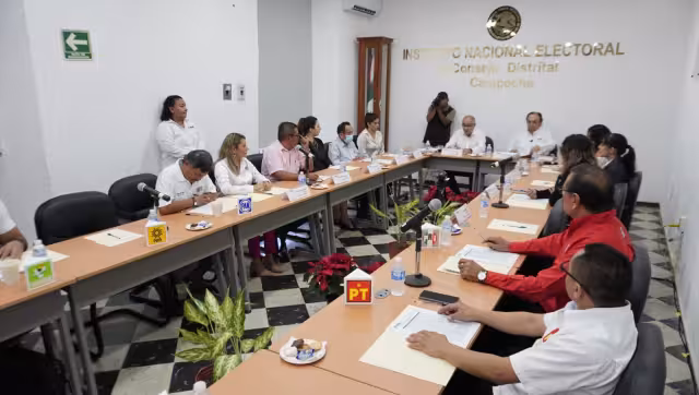 Representantes de partido presentes en sesión del INE
