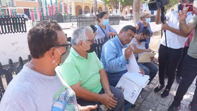 La reunión la llevaron a cabo en el parque principal; esperan recolectar las rúbricas necesarias
