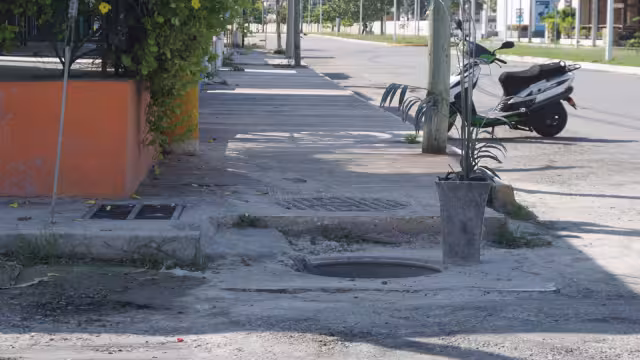 De abril a junio se realizó la construcción de banquetas en la avenida Francisco Field Jurado, la cual está a sobre precio