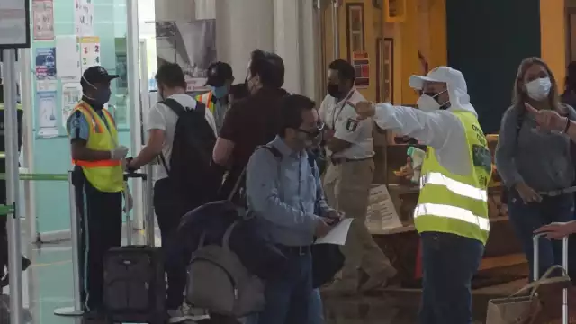 Los pasajeros se mostraron inconformes con los retrasos y desvíos de las aerolíneas