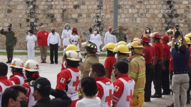 Layda Sansores San Román reconoció una falta de equipamiento en las estaciones de bomberos