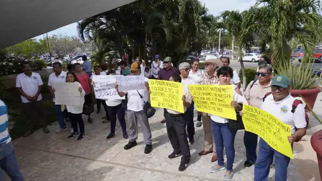 Con pancartas en mano, caminaron desde la Plaza de la República para hacer una breve parada frente al Palacio de Gobierno